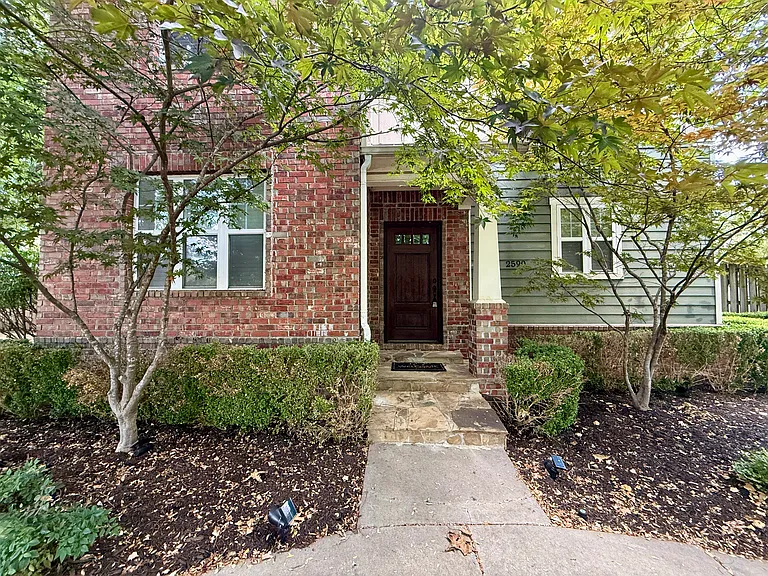 2590 E Carnation Ct — Photo 2