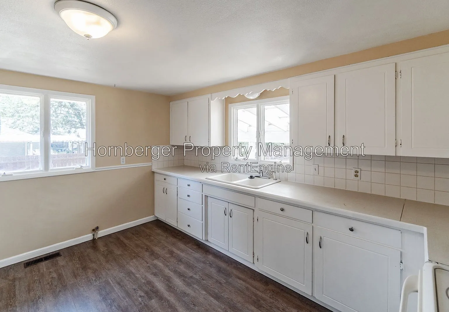 3 bed, 1.0 bath, 1400 sqft, $1,695 — Photo 2