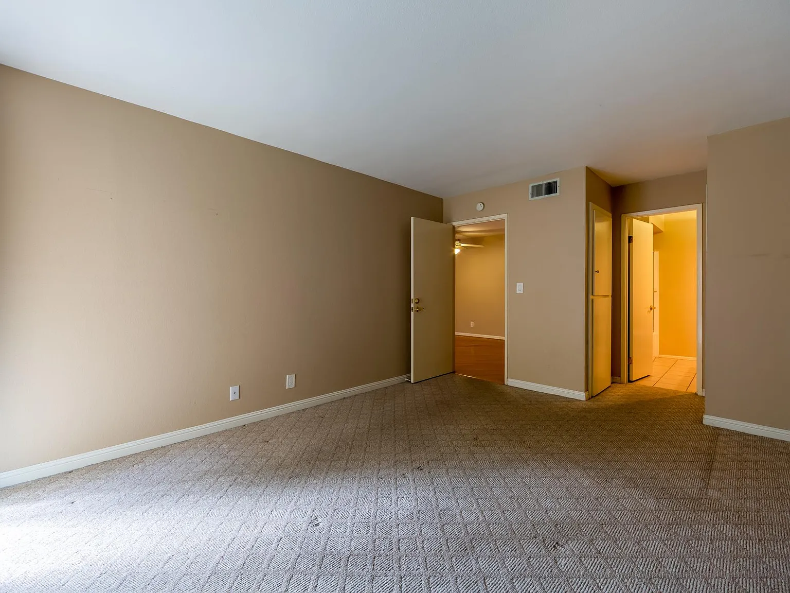 2 bed, 1028 sqft, $3,400 — Photo 2