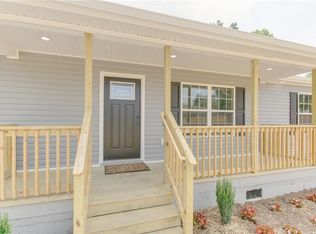 121 Willow Ln, Suffolk, VA 23434