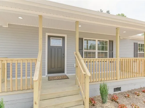 121 Willow Ln, Suffolk, VA 23434