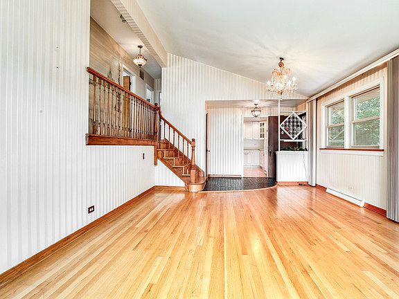 5th image of 7651 Lowell Ave