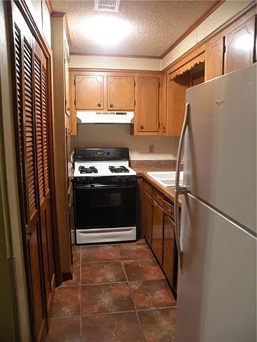 3 bed, 1.5 bath, 1500 sqft, $1,350 — Photo 2