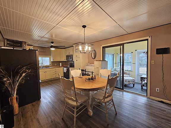 5th image of 1407 S Lachance Rd