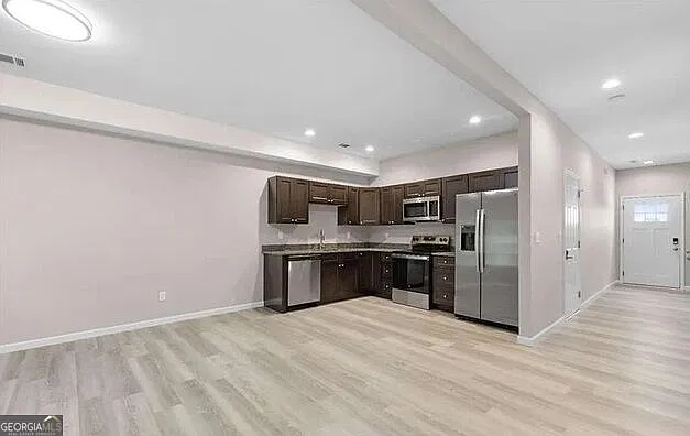 3 bed, 2.5 bath, 1380 sqft, $2,500 — Photo 3