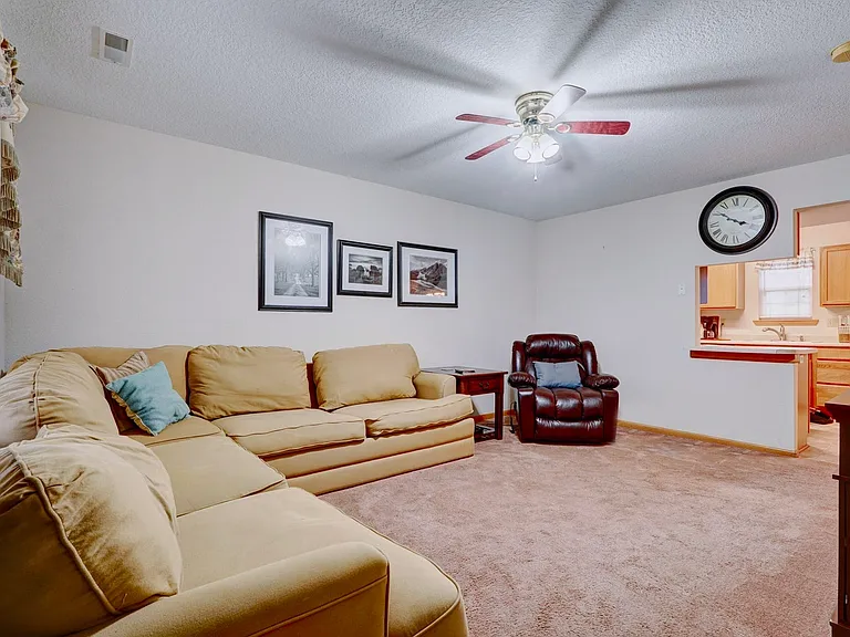 3410 Zinnia Dr — Photo 2