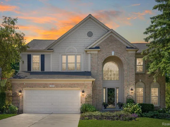 3690 Hidden Forest Dr, Orion, MI 48359