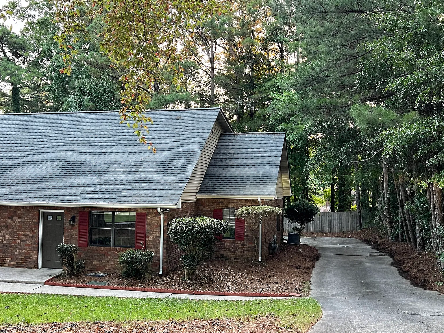 558 Wedgewood Dr — Photo 2