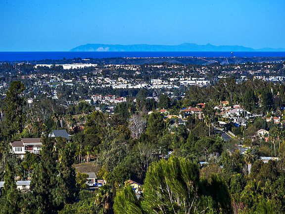 3rd image of 2465 Catalina Ave