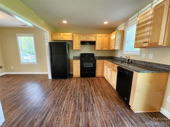 5th image of 903 S Long St
