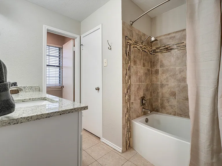 1725 Canterbury Ln — Photo 23