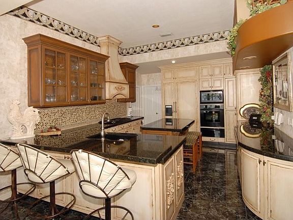 Gourmet kitchen