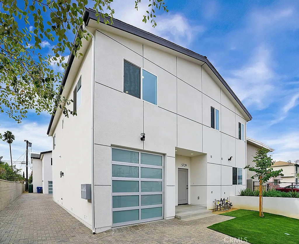 3 bed, 1150 sqft, $3,395 — Photo 1