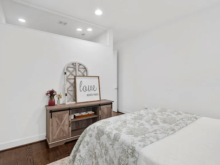 1159 W 18th St — Photo 7