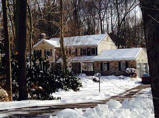 9 Maid Marion Dr, Gales Ferry, CT 06335