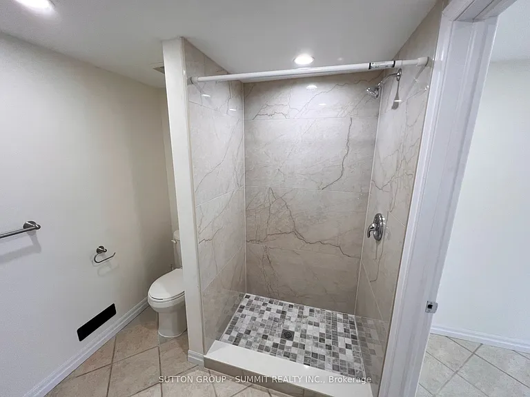 577 Oshawa Blvd N — Photo 15