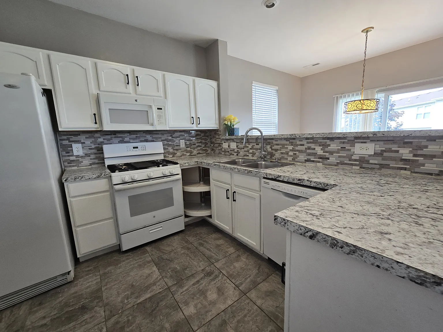 3 bed, 2100 sqft, $2,500 — Photo 3
