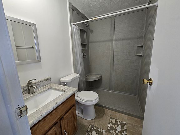 5th image of 15 Holly Park Dr