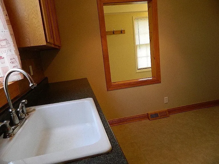 115 E Riverside Dr — Photo 16