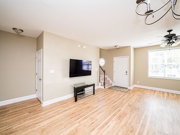 5th image of 16 Logan Ln