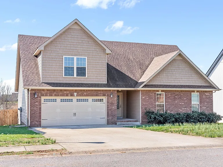 1320 Canyon Pl — Photo 2