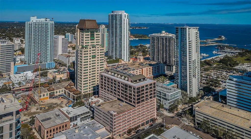 2 bed, 2.0 bath, 1354 sqft, $5,800 — Photo 4