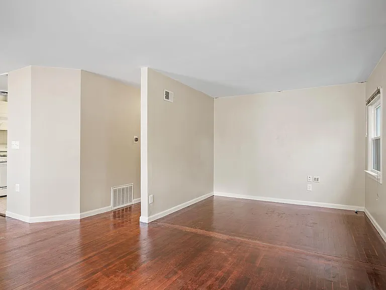 1838 Griffith Rd — Photo 4