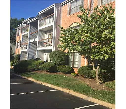 300 Bromley Pl photo 1