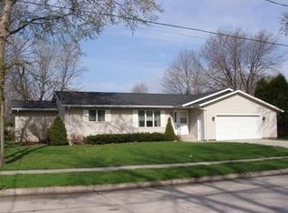 1906 Knuell St, Manitowoc, WI 54220