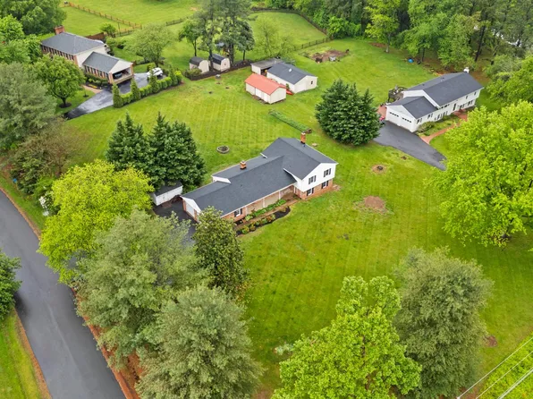 4000 Latham Dr, Haymarket, VA 20169