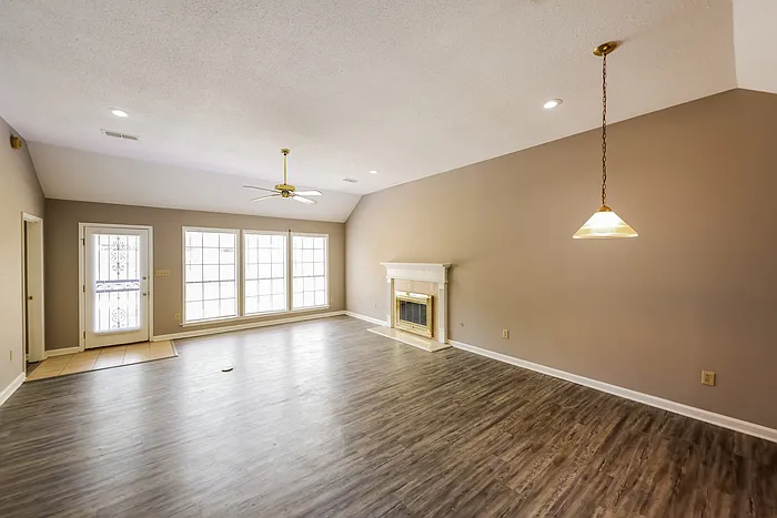 3 bed, 2.0 bath, 1681 sqft, $1,595 — Photo 2