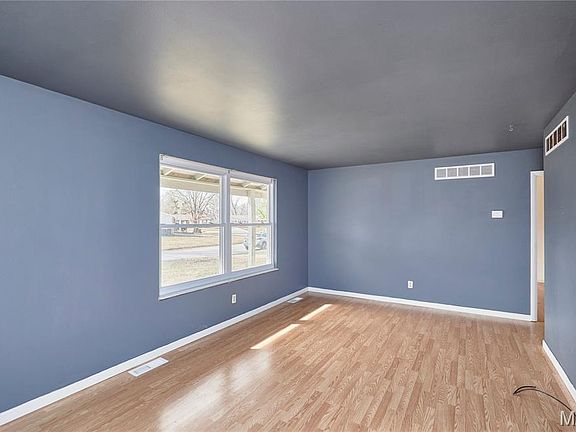 5th image of 10 Parkdale Ln