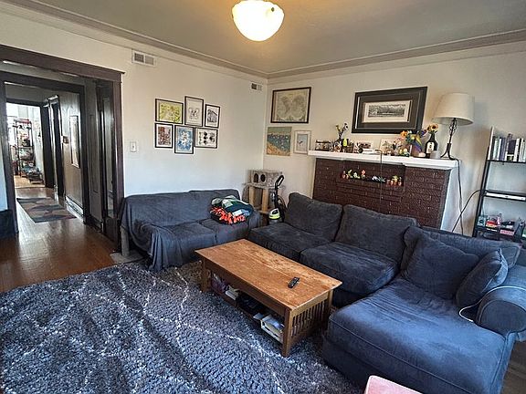 2nd image of 1931 W Larchmont Ave #3