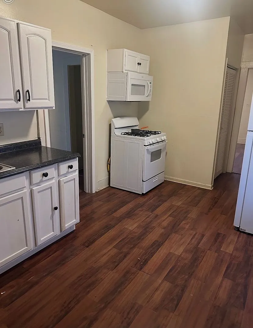 One bedroom — Photo 4