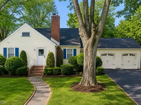 55 Chestnut St, Hillsdale Boro, NJ 07642