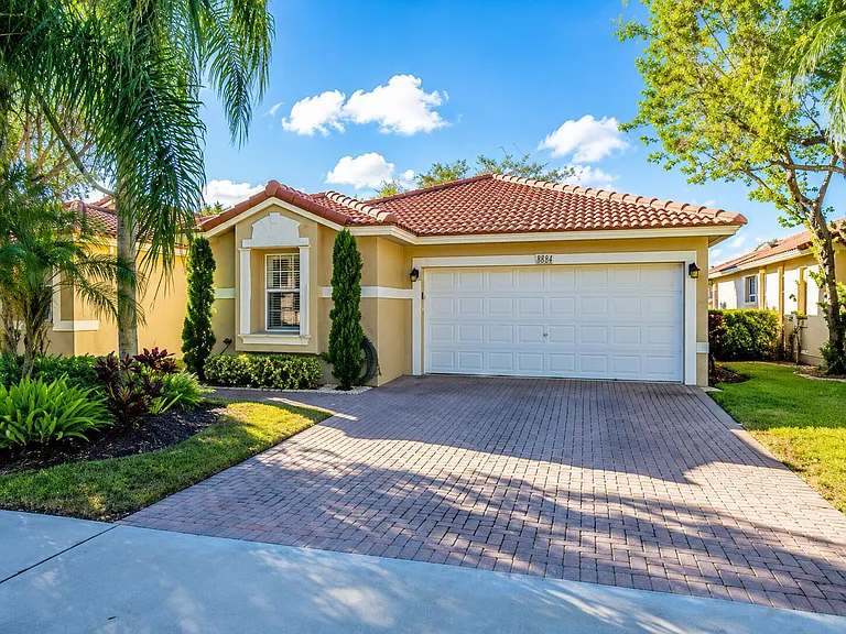 4119 Sapphire Bnd — Photo 2