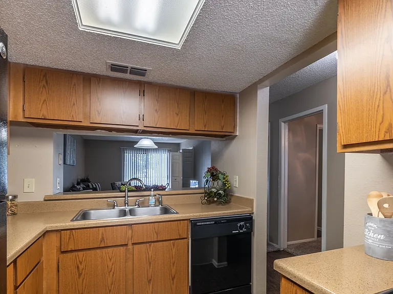 Sutton House Apartments — Photo 47