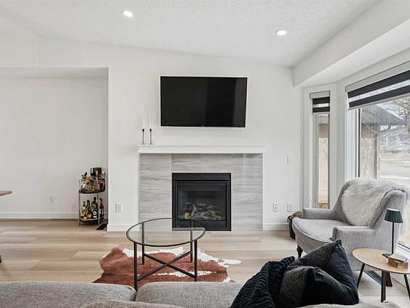 4th image of 194 E Martinglen Way NE