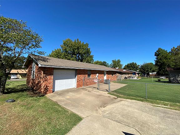 3rd image of 200 Kelly Dr