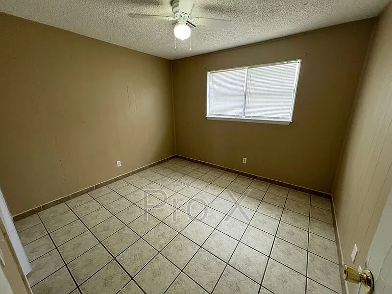 1042 W Hendrix St — Photo 5