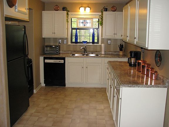 3rd image of 146 Sunset Dr