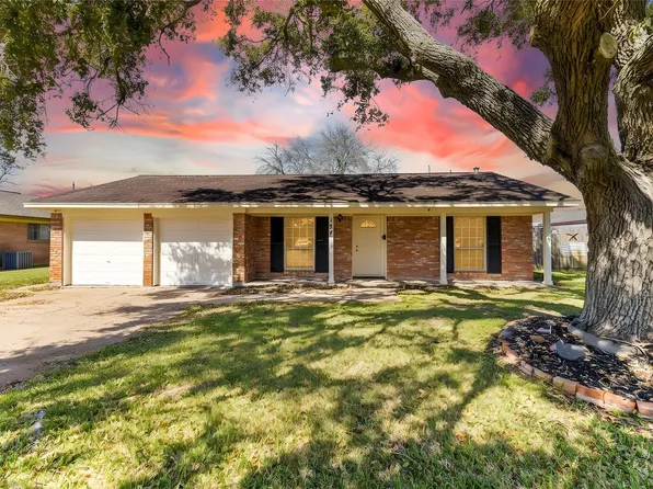 127 Talisman St, Lake Jackson, TX 77566