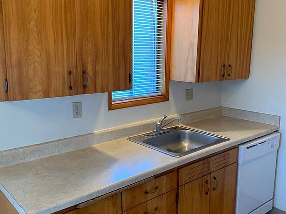 5th image of 704 NE 108th Ave