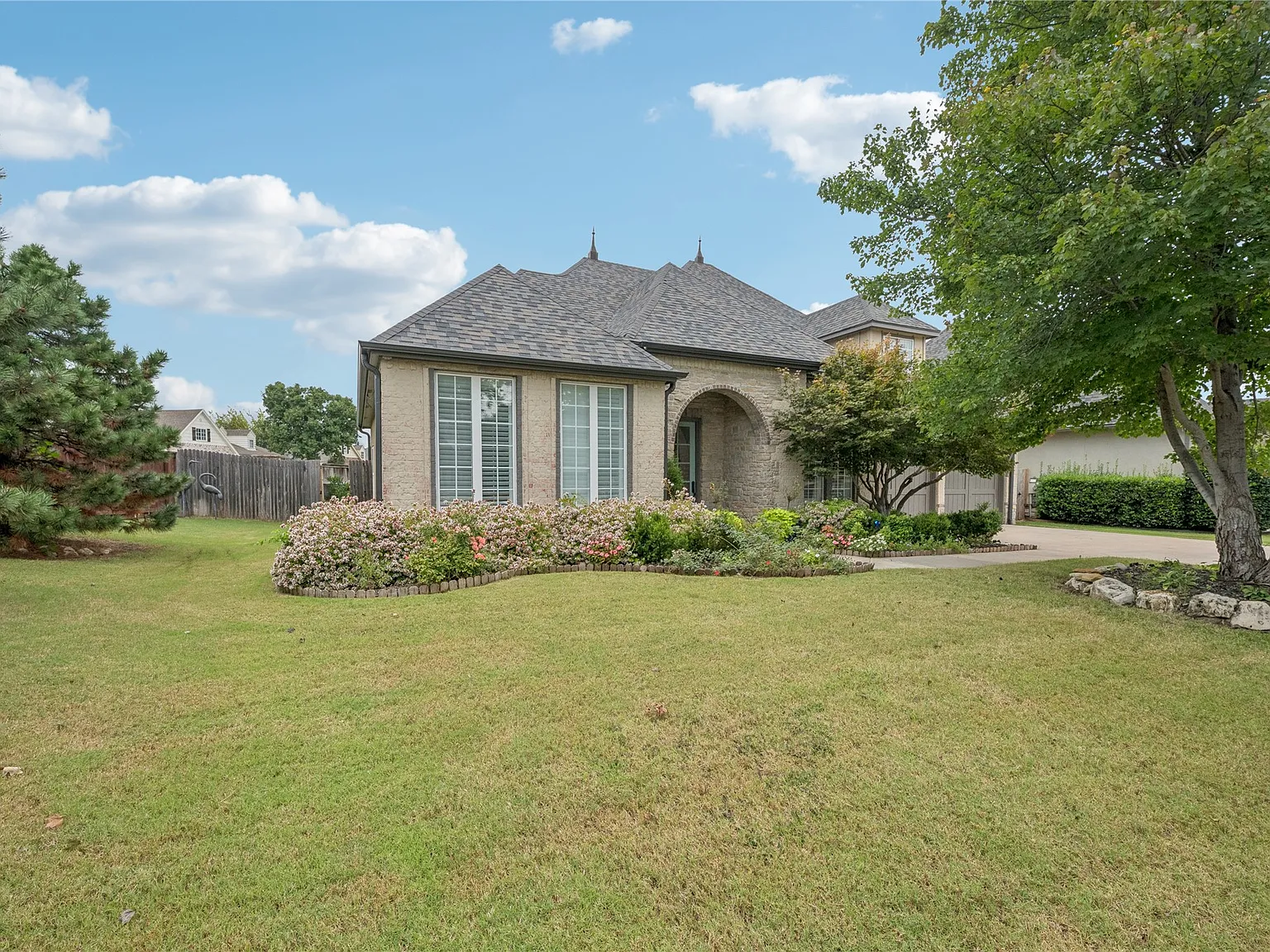 4 bed, 3.5 bath, 2772 sqft, $3,400 — Photo 3