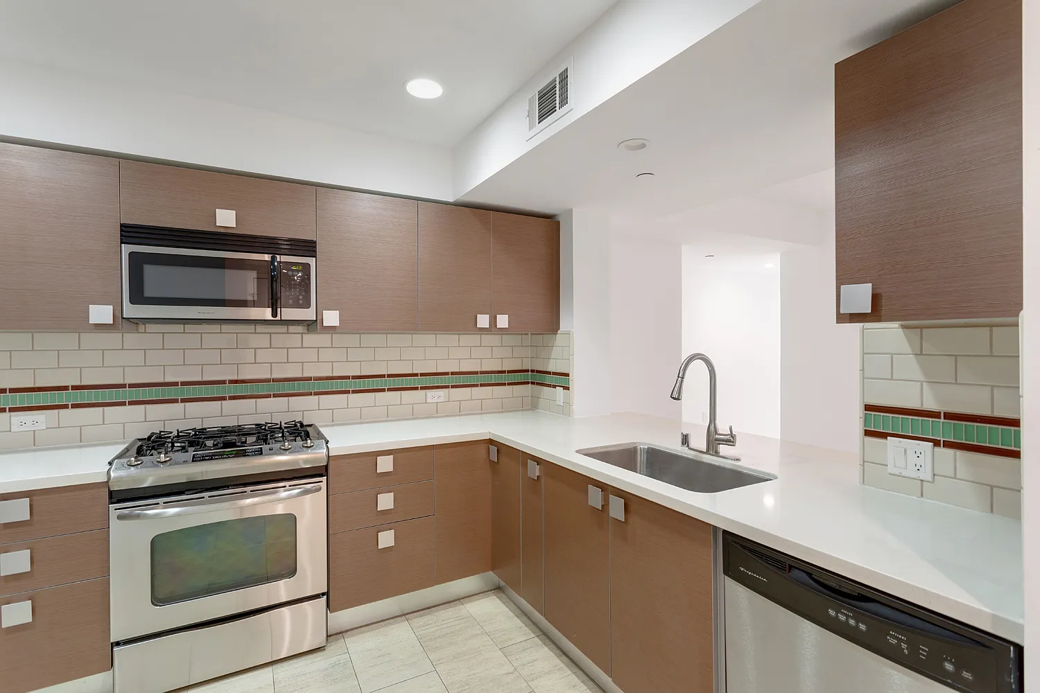 1600 westgate ave — Photo 3