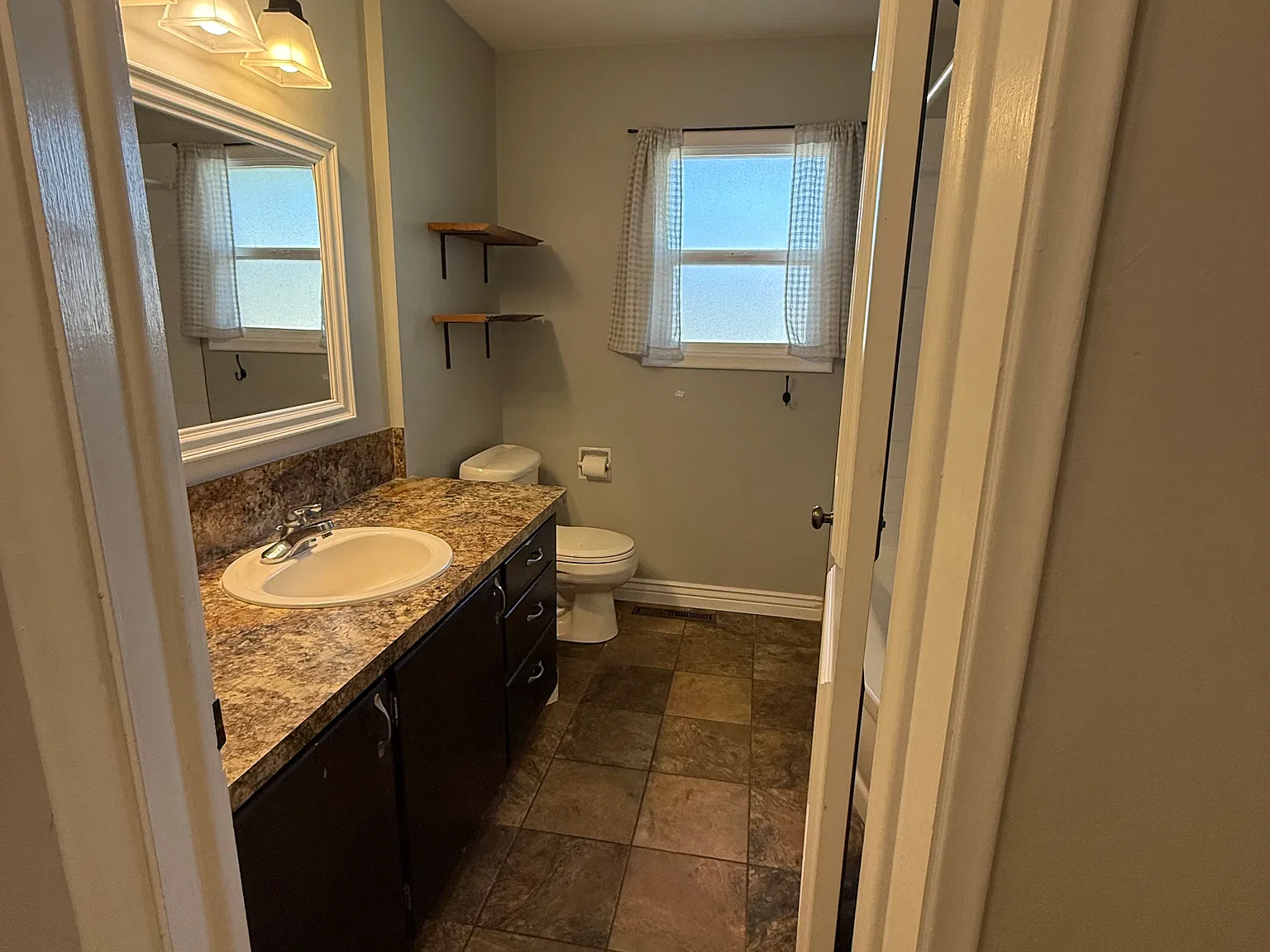 4 bed, 2300 sqft, $1,800 — Photo 2