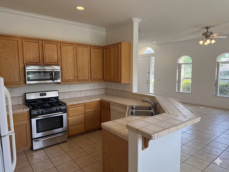 7201 Queen Isabella Ct — Photo 3