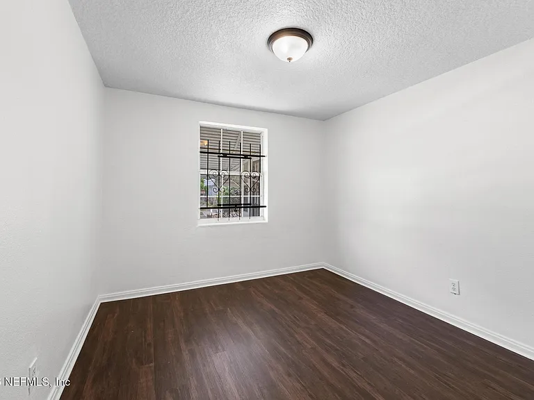 1424 W 9th St — Photo 12