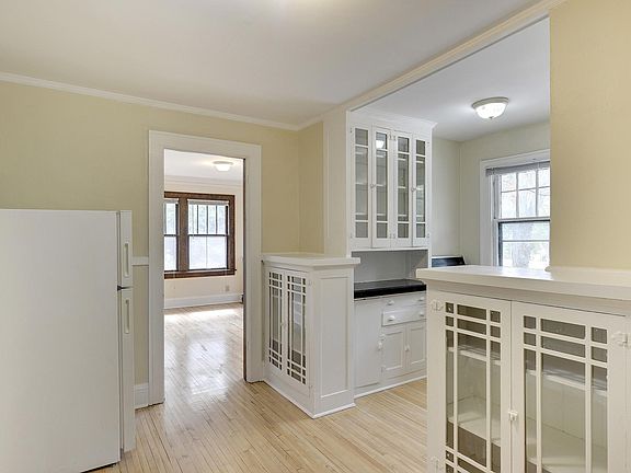 3rd image of 108 Pierce St N APT 7