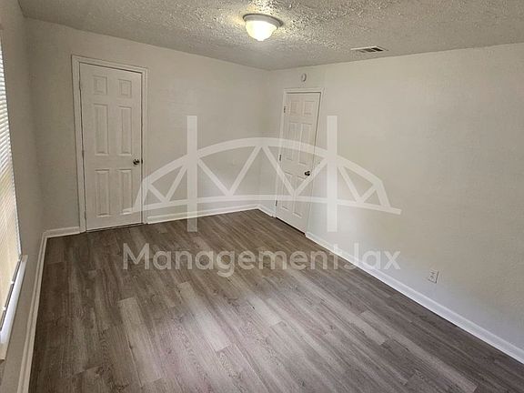 5th image of 2210 Pullman Ave